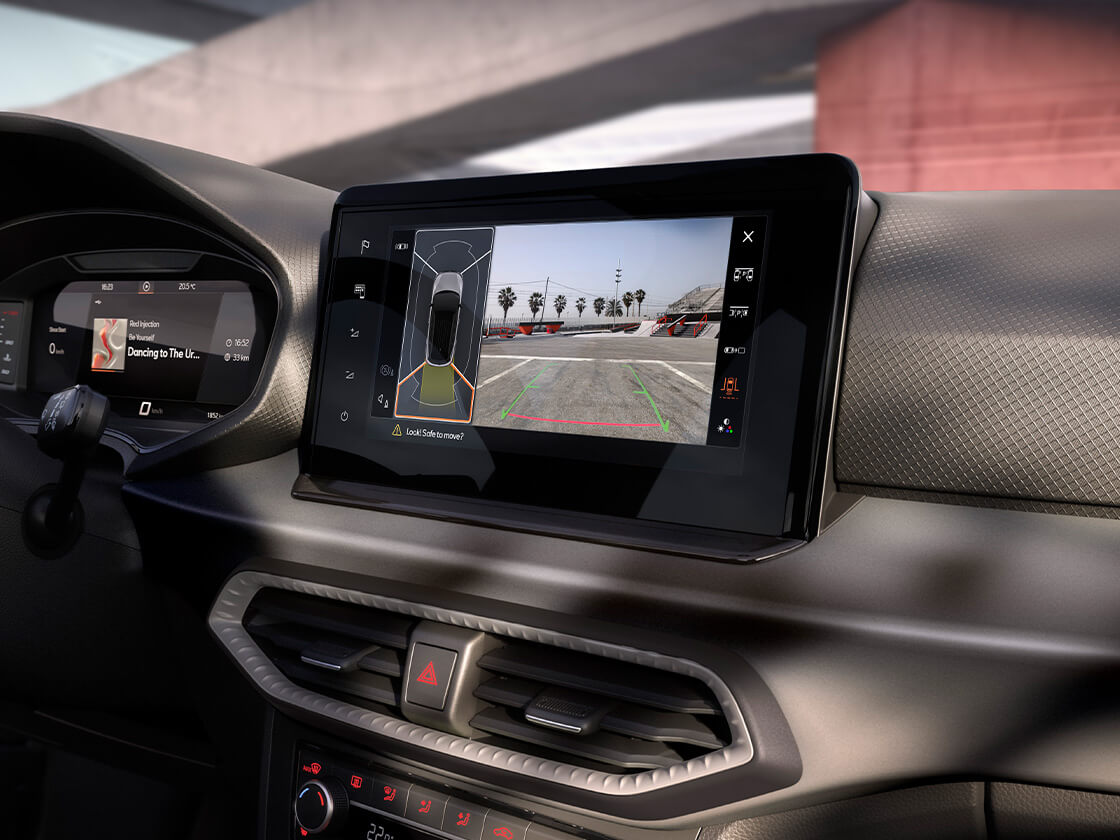 Touchscreen from the seat ibiza to manage the features included in the vision pack +, such as the park distance control front. 