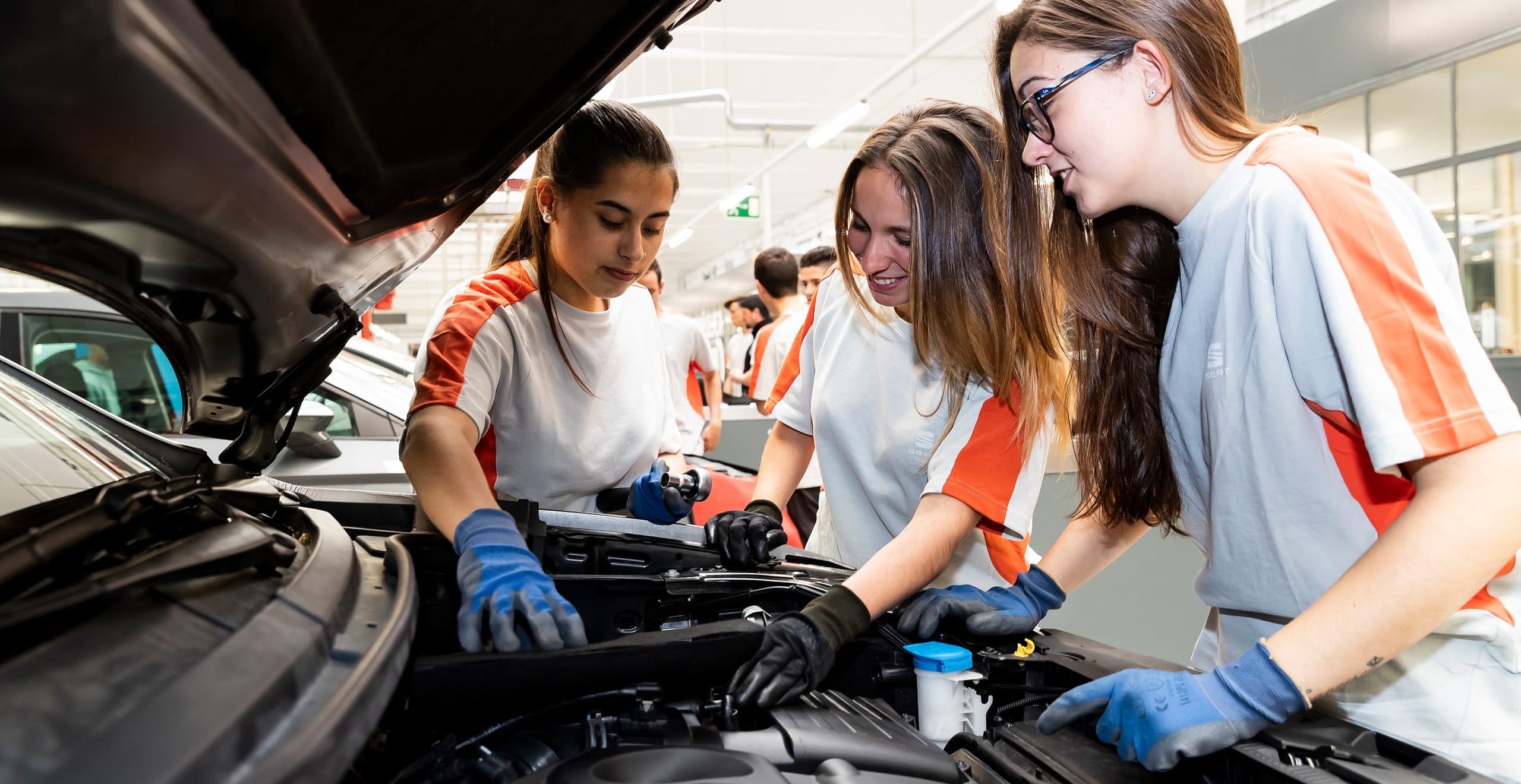 SEAT Apprentices School hands on learning